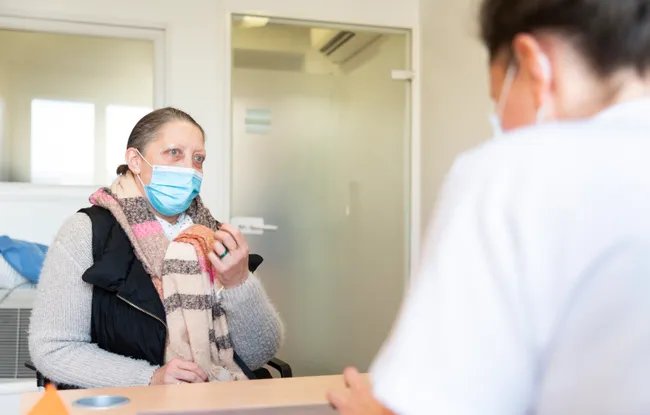 L’hormonothérapie fait partie des traitements médicamenteux les plus fréquemment utilisés contre le cancer. Il s’agit d’un des domaines de pointe de l’Institut Curie. L’hormonothérapie concerne presque exclusivement les cancers du sein chez la femme et de la prostate chez l’homme. Ces cancers mettent en jeu les hormones sexuelles. Œstrogènes chez la femme et androgènes chez l’homme, ces hormones ont une fonction de prolifération. D’un point de vue biologique, elles favorisent le renouvellement tissulaire.